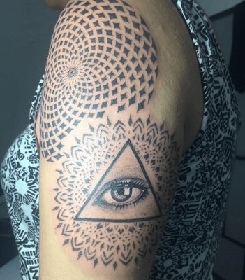  Tatouage mandala sur l'épaule et sur le haut du bras avec un œil